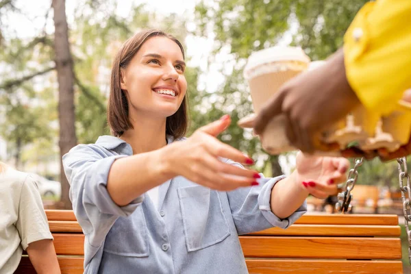 Mani Corriere Giacca Gialla Passando Due Bevande Dal Restarant Caffè — Foto Stock