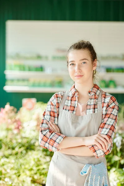 Joven Agricultora Seria Trabajadora Invernadero Ropa Trabajo Parada Frente Cámara — Foto de Stock