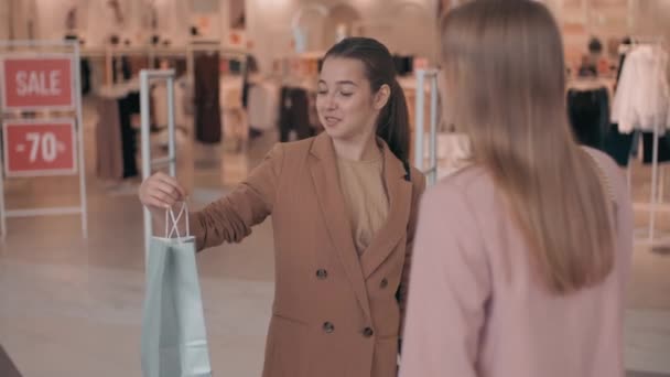 Slowmo Rastreamento Feliz Jovem Mulher Fora Loja Roupas Shopping Conversando — Vídeo de Stock