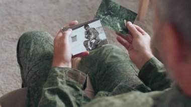 Askeri üniformalı asker ya da subayın omzundan çekilen fotoğraflarla aile fotoğraflarına bakarak hikayelerini paylaşıyorlar.
