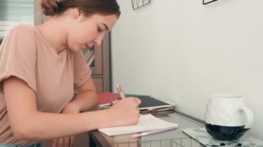 Evde ya da yurt odasında görev yapan genç bir üniversite öğrencisinin el kamerasıyla çekilmiş fotoğrafı.