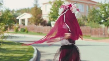 Korkunç bir yüz makyajı ve cadılar bayramı kostümü giymiş mutlu küçük bir kız portresi.