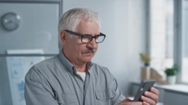 Ciddi Adam Akıllı Telefon 'da E- postaları Kontrol Ediyor