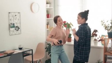 Telsiz hoparlöründen müzik eşliğinde dans eden mutlu genç kız arkadaşlarımızın el kamerası.