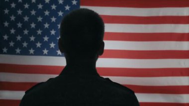 Anonim Amerikan askerlerinin bayrağı selamlarken orta boy fotoğrafı.