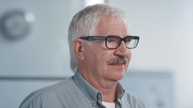 Mutlu kıdemli adam portresi