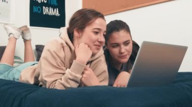 Dişi Arkadaşlar Laptopta Komik Bir Şey İzliyor
