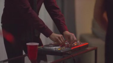 Cadılar Bayramı makyajı giymiş, ev partisinde DJ 'lik yapan bir adam.