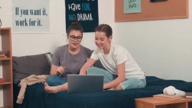 Kolej yatakhanesindeki kaygısız kızların el kamerasında birlikte müzik eşliğinde dans edişleri.