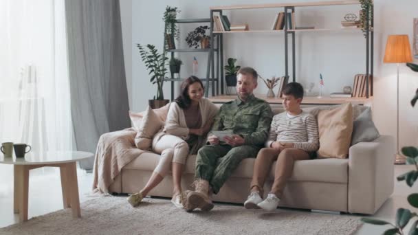 Pan Slowmo Manlig Armé Veteran Militär Uniform Sitter Soffan Och — Stockvideo