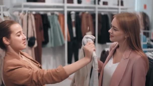 Média Foto Jovens Mulheres Felizes Sorrindo Conversando Escolher Roupa Loja — Vídeo de Stock