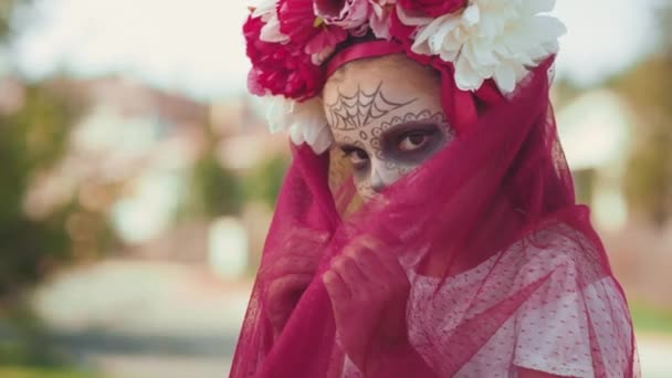 Retrato Linda Niña Hermoso Disfraz Halloween Sosteniendo Velo Rosa Posando — Vídeo de stock