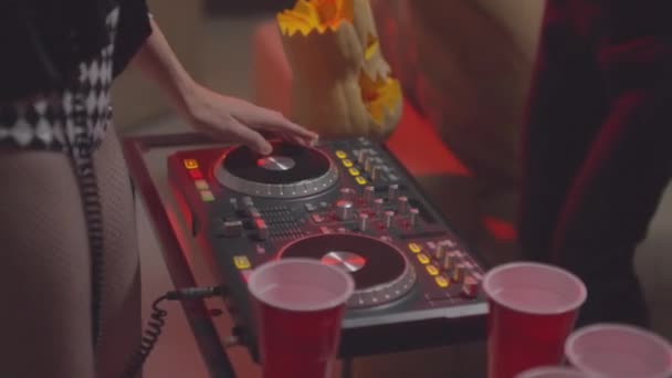 Disparo Mano Una Joven Irreconocible Djing Fiesta Halloween — Vídeo de stock