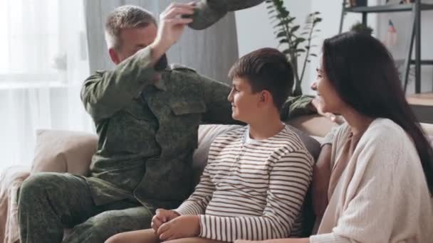 Medium Shot Van Vrolijke Middelbare Leeftijd Leger Officier Militaire Uniform — Stockvideo
