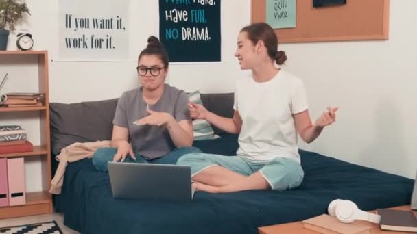 Foto Portátil Jovens Mulheres Felizes Sentadas Cama Dormitório Acolhedor Quarto — Vídeo de Stock