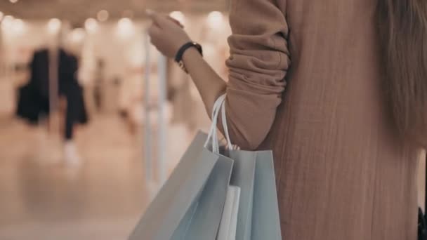 Seguimiento Con Sección Media Mujer Joven Irreconocible Llevando Bolsas Compras — Vídeo de stock