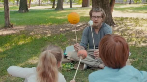 Tracking Shot Profesor Ciencias Masculino Con Barba Grupo Niños Sentados — Vídeo de stock