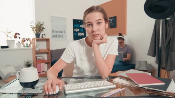 Pov Estudante Universitário Feminino Alegre Sentado Sua Mesa Dormitório Olhando — Vídeo de Stock