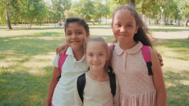 Retrato Colegialas Felices Con Mochilas Paradas Juntas Parque Soleado Día — Vídeo de stock