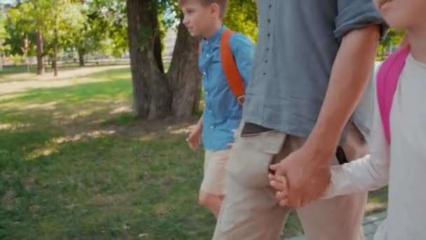 Seguimiento Tiro Padre Irreconocible Cogido Mano Colegial Colegiala Con Mochilas — Vídeo de stock