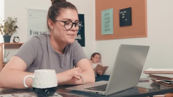 Spårning Skott Smarta Unga Kvinnliga College Student Glasögon Sitter Vid — Stockvideo