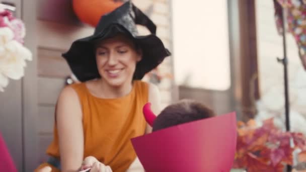 Toma Mano Joven Feliz Con Sombrero Bruja Los Niños Trajes — Vídeos de Stock