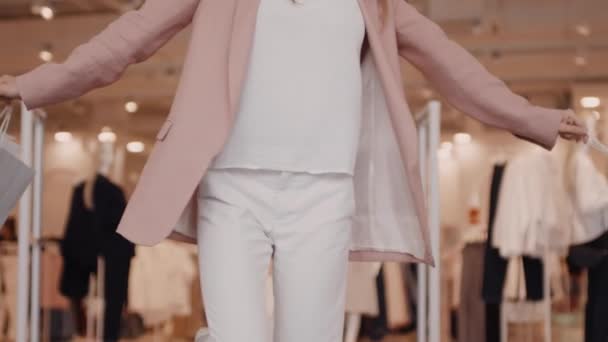 Slowmo Tilt Felice Giovane Donna Con Shopping Bags Sorridente Filatura — Video Stock