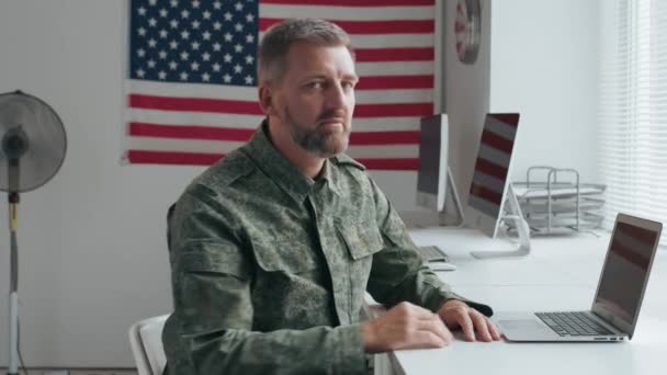 Portret Van Een Gelukkige Amerikaanse Legerofficier Militair Uniform Zittend Aan — Stockvideo