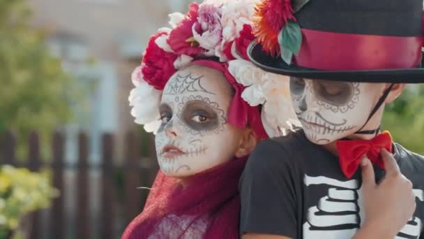 हॅलोवीन पोशाख मध्ये मुलांचे पोर्ट्रेट — स्टॉक व्हिडिओ