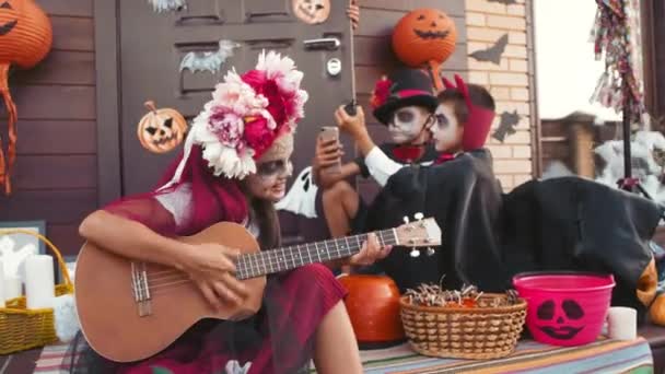 Toma Mano Chica Feliz Usando Maquillaje Disfraz Halloween Sentado Porche — Vídeo de stock