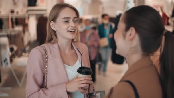Średnie Ujęcie Szczęśliwej Młodej Kobiety Jej Przyjaciółki Pijących Kawę Przez — Wideo stockowe