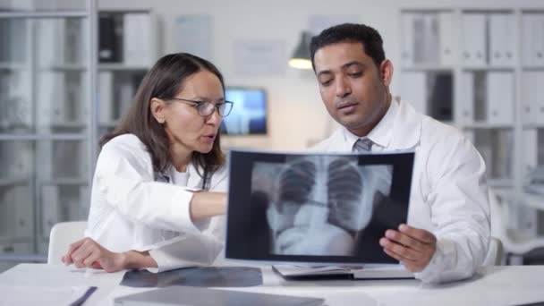 Pneumologistas com raio-X — Vídeo de Stock