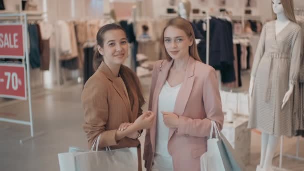 Портрет Отслеживанием Счастливых Молодых Подруг Сумками Позирующими Магазине Одежды — стоковое видео