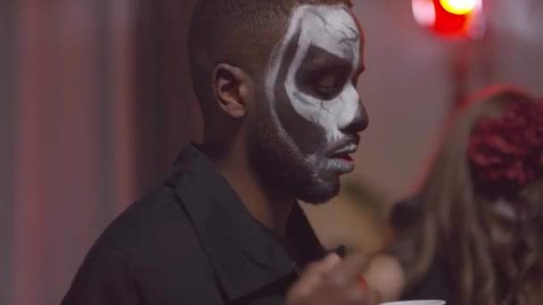 Close Handheld Shot Black Man Young Woman Wearing Halloween Makeup — Stock Video