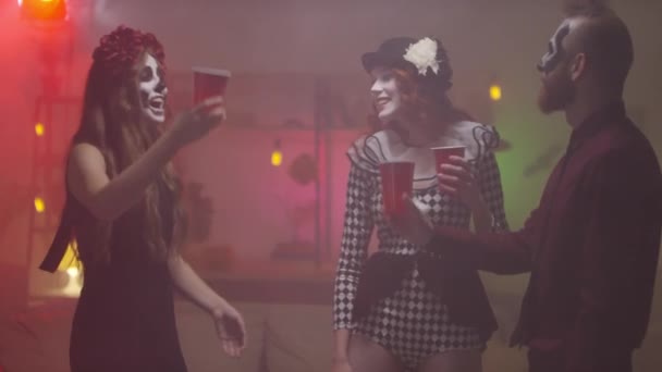 Lento Disparo Hombres Mujeres Jóvenes Felices Trajes Halloween Bailando Tazas — Vídeos de Stock