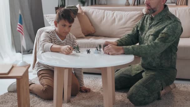 Schnappschuss Eines Bärtigen Armeeoffiziers Militäruniform Und Seines Sohnes Der Wohnzimmer — Stockvideo