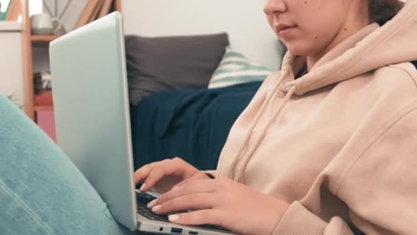 열심히 공부하는 여대생이 기숙사의 바닥에 노트북으로 타이핑하는 모습이 포착되었습니다 — 비디오