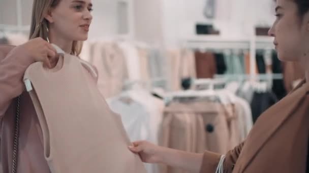 Naklonit Záběr Šťastné Mladé Ženy Její Přítelkyně Výběru Oblečení Společně — Stock video