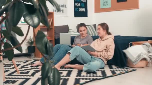 Seguimiento Toma Jóvenes Estudiantes Universitarias Sentadas Juntas Suelo Por Cama — Vídeo de stock