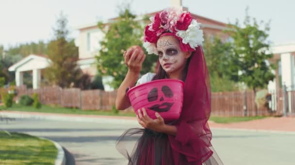 Portraitaufnahme Eines Kleinen Mädchens Mit Make Und Halloween Kostüm Das — Stockvideo