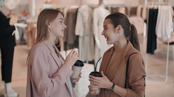 Średni Strzał Szczęśliwych Młodych Przyjaciółek Pijących Kawę Przez Słomki Rozmawiających — Wideo stockowe