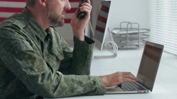 Oficer wojskowy w mundurze za pomocą walkie-talkie w biurze — Wideo stockowe