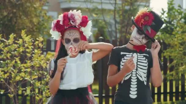 Retrato Niña Niño Disfraces Halloween Posando Para Cámara Barrio Suburbano — Vídeo de stock