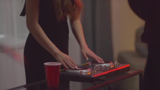 Handheld Mulher Irreconhecível Vestido Preto Djing Festa Casa — Vídeo de Stock