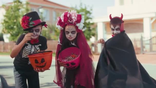 Zdjęcie Portretowe Dziewczynki Chłopców Kostiumach Halloween Przerażającym Makijażu Twarzach Stojących — Wideo stockowe