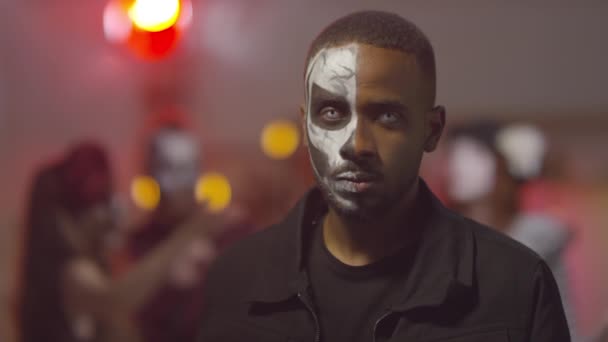 Retrato Feliz Jovem Negro Vestindo Lentes Contato Coloridas Maquiagem Halloween — Vídeo de Stock