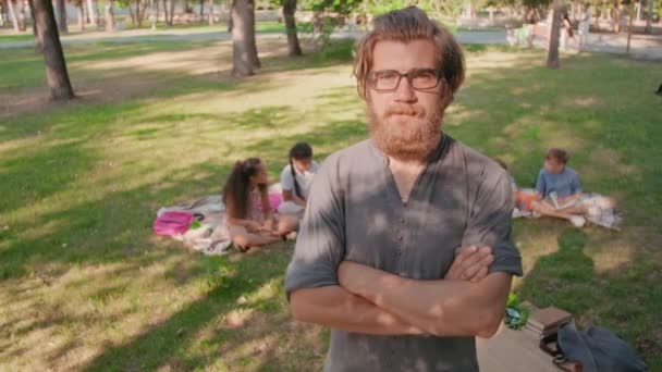 Sledování Portrétu Vousatého Učitele Brýlích Jak Stojí Rukama Zkříženýma Parku — Stock video