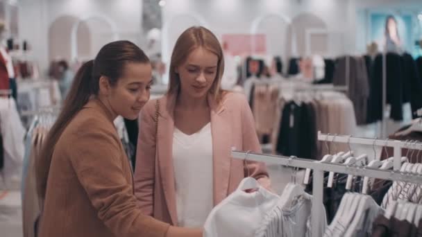 Média Foto Mulheres Jovens Felizes Conversando Sorrindo Comprar Camisa Juntos — Vídeo de Stock