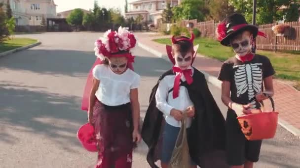Ręczne Śledzenie Dzieci Noszących Makijaż Kostiumy Halloween Idących Ulicą Zaglądających — Wideo stockowe