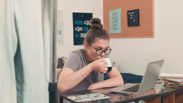 Traceer Foto Van Een Studente Een Bril Aan Een Bureau — Stockvideo